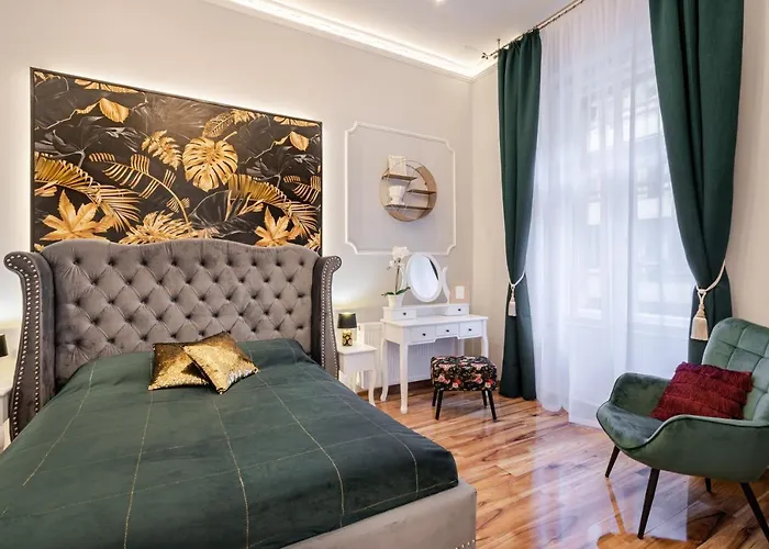 Premium Art Deco Apartment At Broadway // 4Bdr & 3Br
