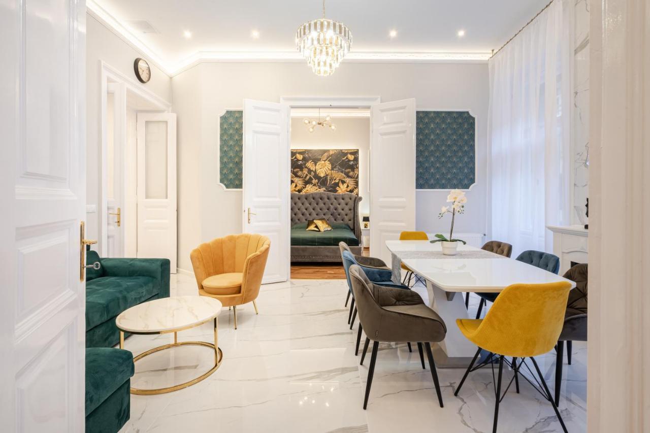 Apartmán Premium Art Deco At Broadway // 4bdr & 3br *